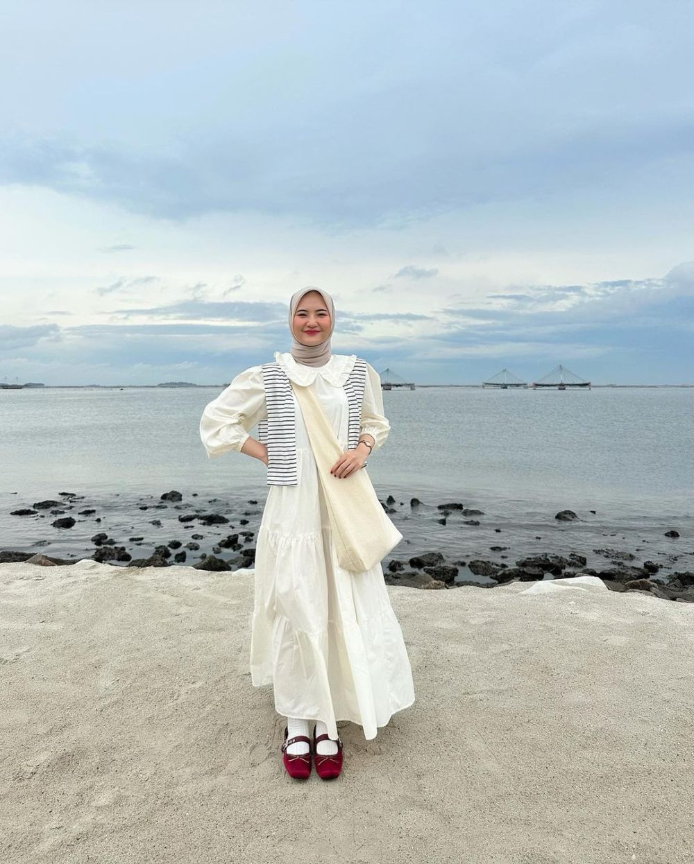 10 OOTD Dress Hijab ke Pantai, Bikin Kamu Makin Elegan