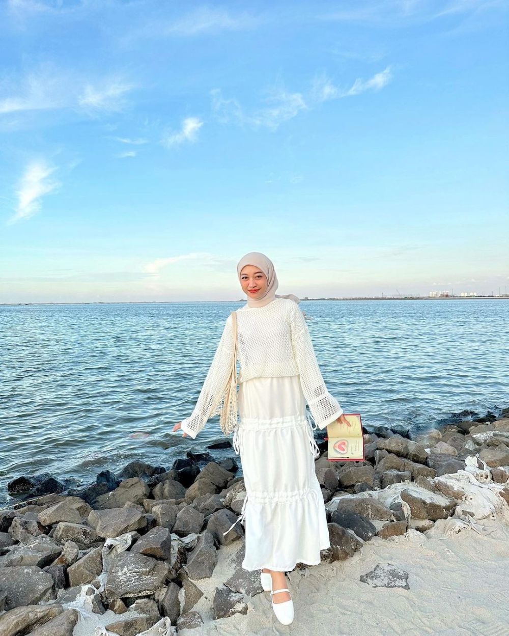 10 OOTD Dress Hijab ke Pantai, Bikin Kamu Makin Elegan