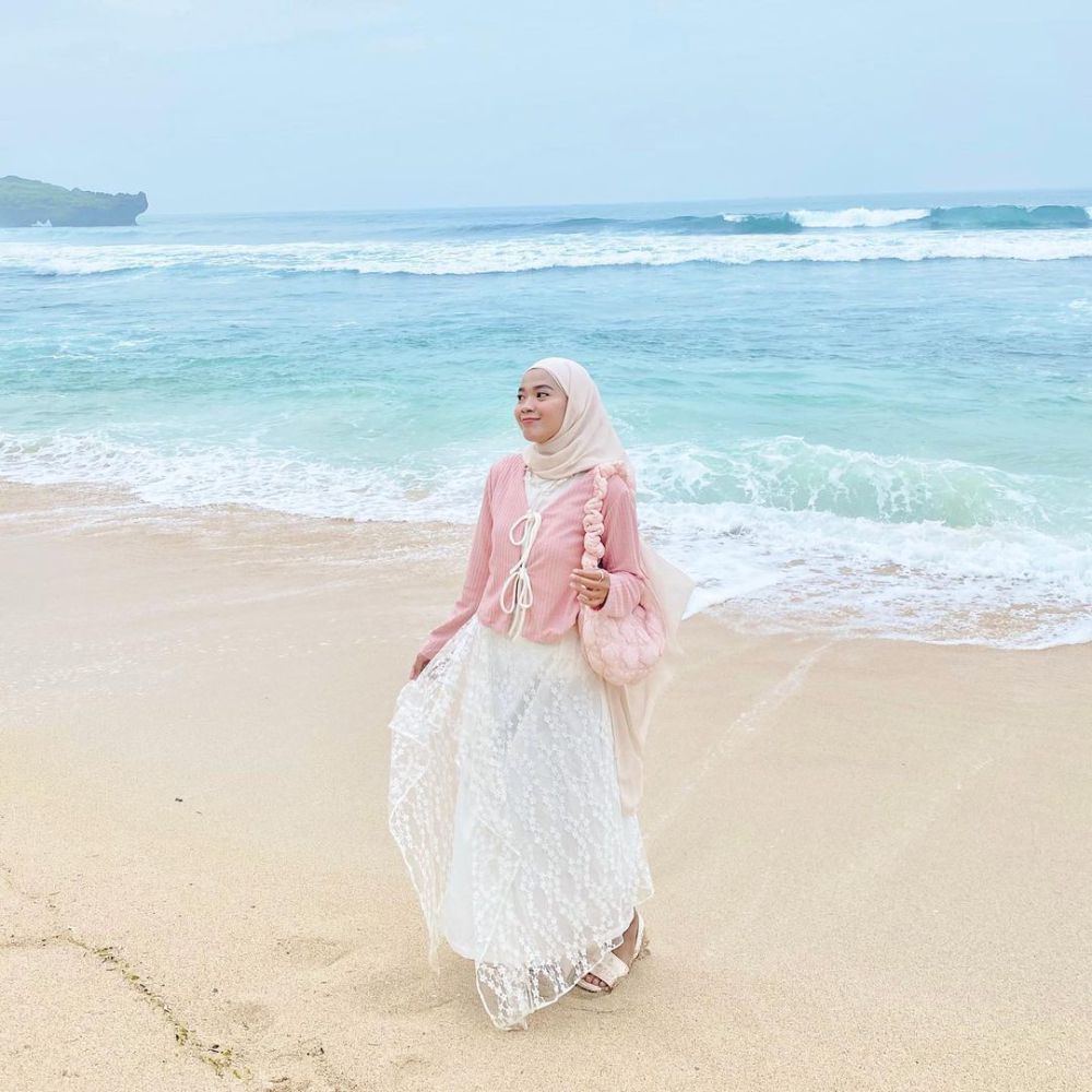 10 OOTD Dress Hijab ke Pantai, Bikin Kamu Makin Elegan