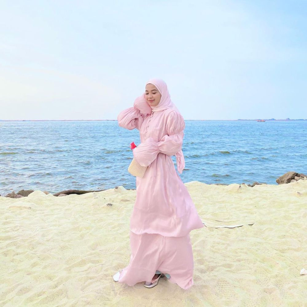 10 OOTD Dress Hijab ke Pantai, Bikin Kamu Makin Elegan