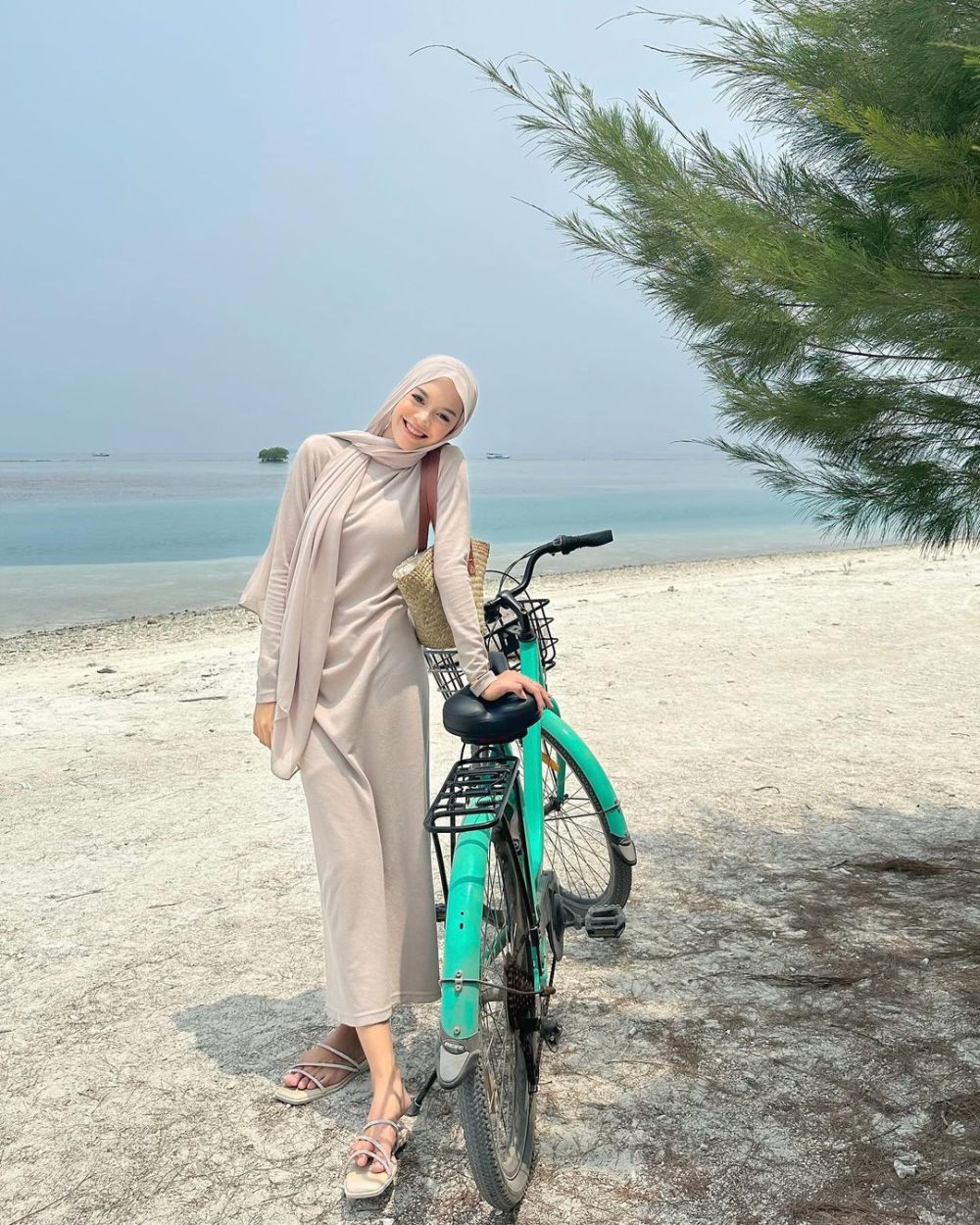 10 OOTD Dress Hijab ke Pantai, Bikin Kamu Makin Elegan