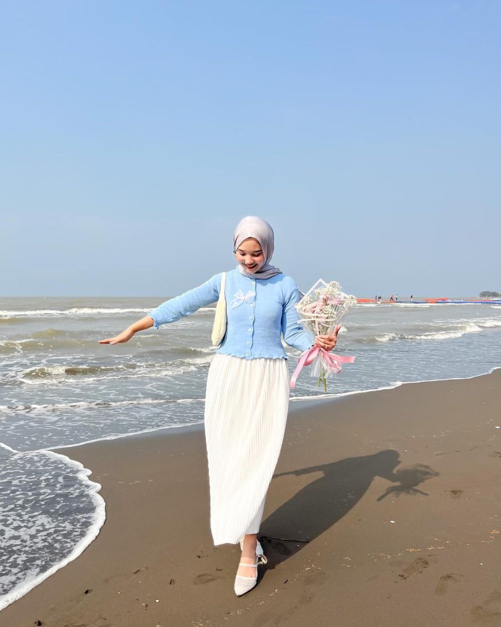 10 OOTD Hijab ke Pantai Anti Gerah, Kekinian dan Gampang Disontek 