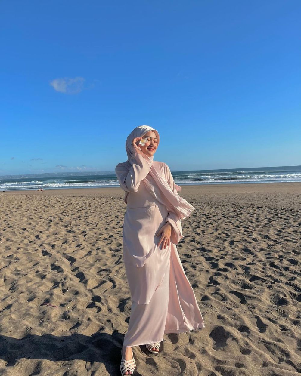 10 OOTD Hijab ke Pantai Anti Gerah, Kekinian dan Gampang Disontek 