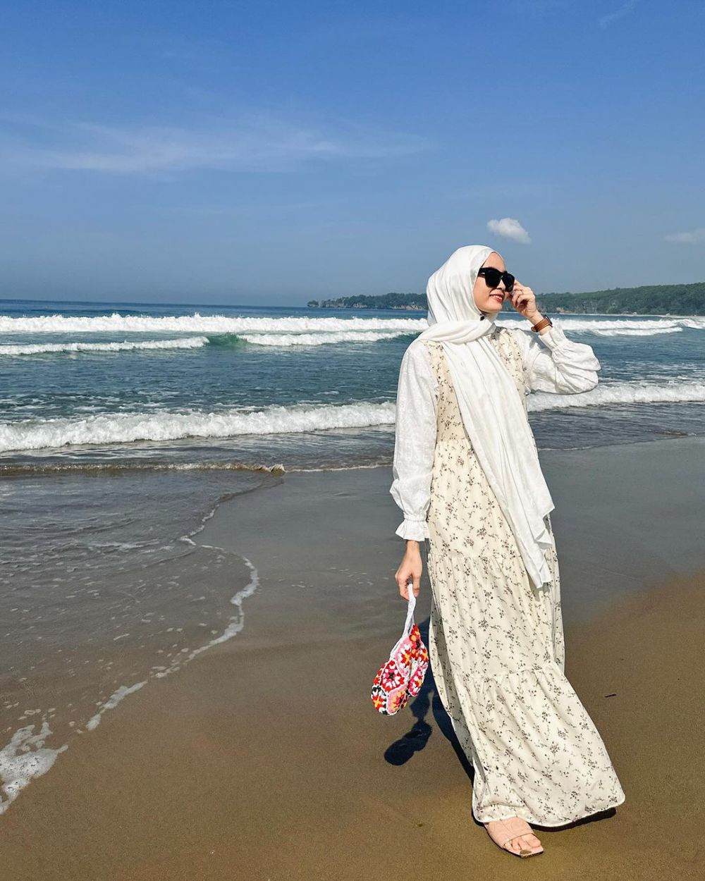 10 OOTD Hijab ke Pantai Anti Gerah, Kekinian dan Gampang Disontek 