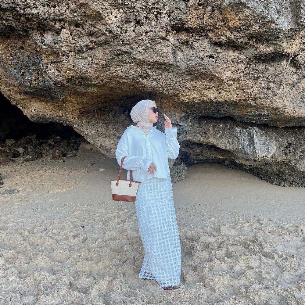 10 OOTD Hijab ke Pantai Anti Gerah, Kekinian dan Gampang Disontek 