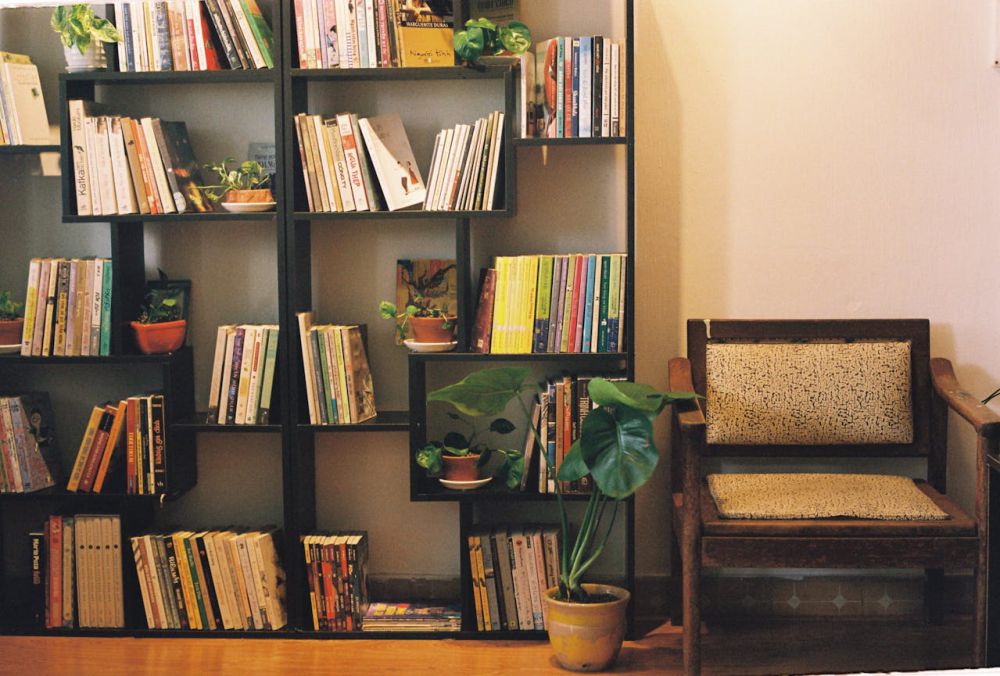 10 Inspirasi Desain Home Library Multifungsi, Oasis Literasi di Rumah