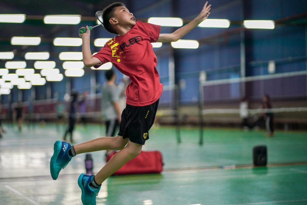 6 Perbedaan Sepatu Voli dan Badminton, Sudah Tahu?