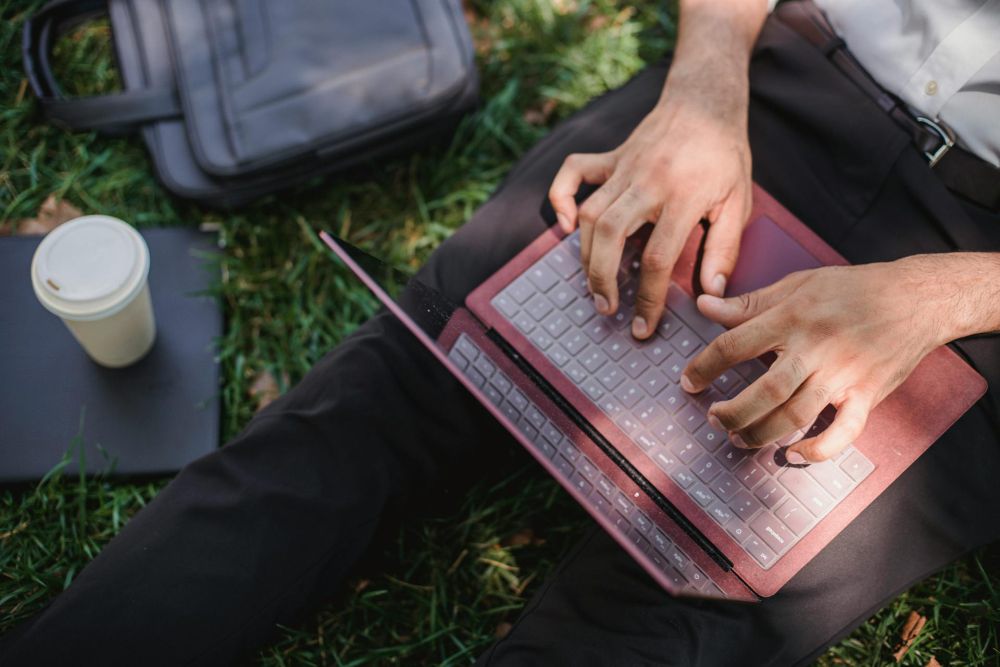 10 Kebiasaan Sepele yang Bikin Laptop Gampang Bermasalah, Bahkan Rusak