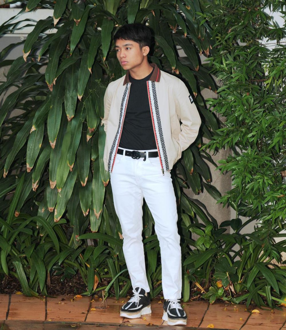 10 Ide Gaya Stylish Ngampus ala Bertrand Onsu, Effortless!