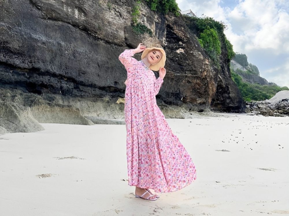 7 Inspirasi Outfit Hijab ke Pantai ala Rania Sukandari, Colorful!