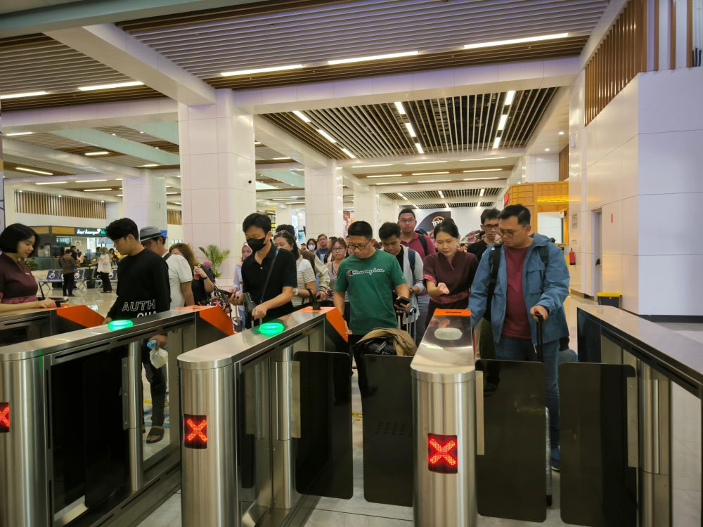 Stasiun Whoosh Padalarang Diserbu Penumpang Arus Balik Long Weekend