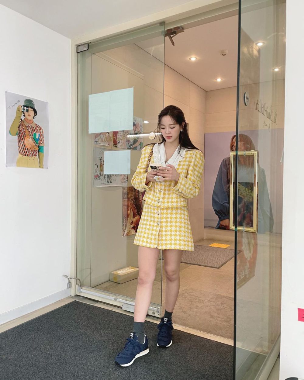 10 Styling Outfit Motif ala Kim Sejeong, Fashionable!