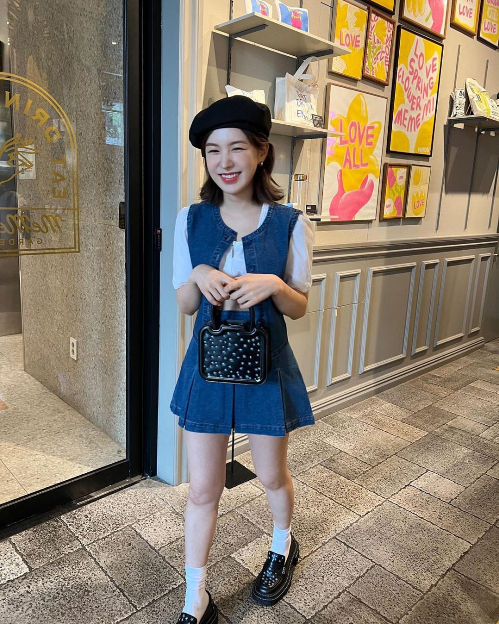 10 Referensi Outfit Street Style ala Wendy Red Velvet, Youthful! 