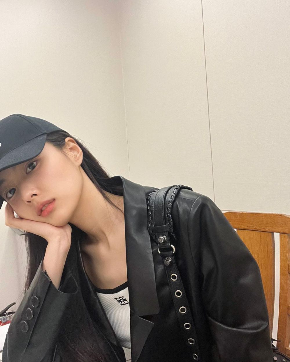 10 Ide Outfit Street Style ala Kang Hyewon ex IZ*ONE, Chill Out!