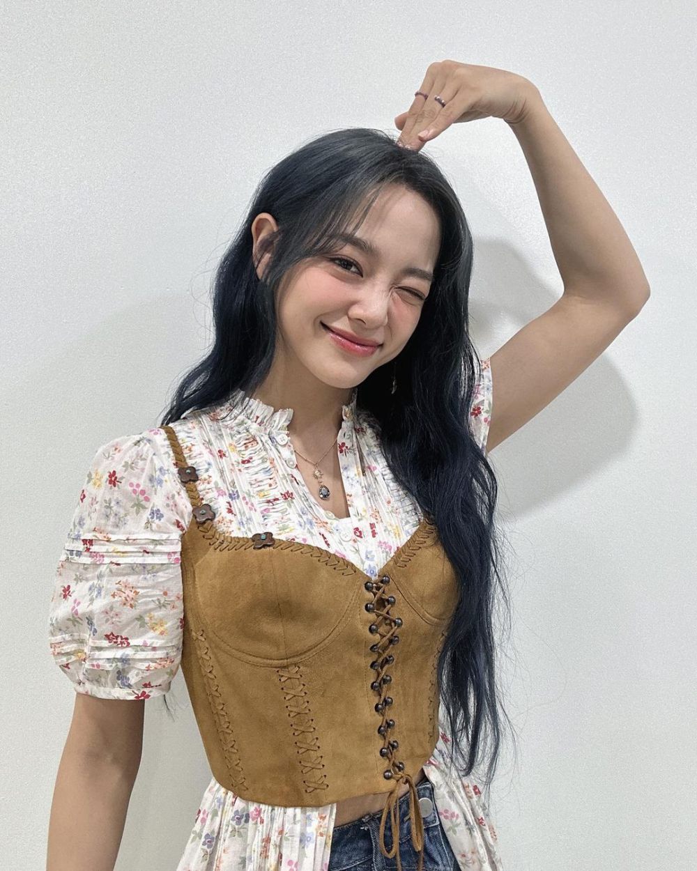 10 Styling Outfit Motif ala Kim Sejeong, Fashionable!