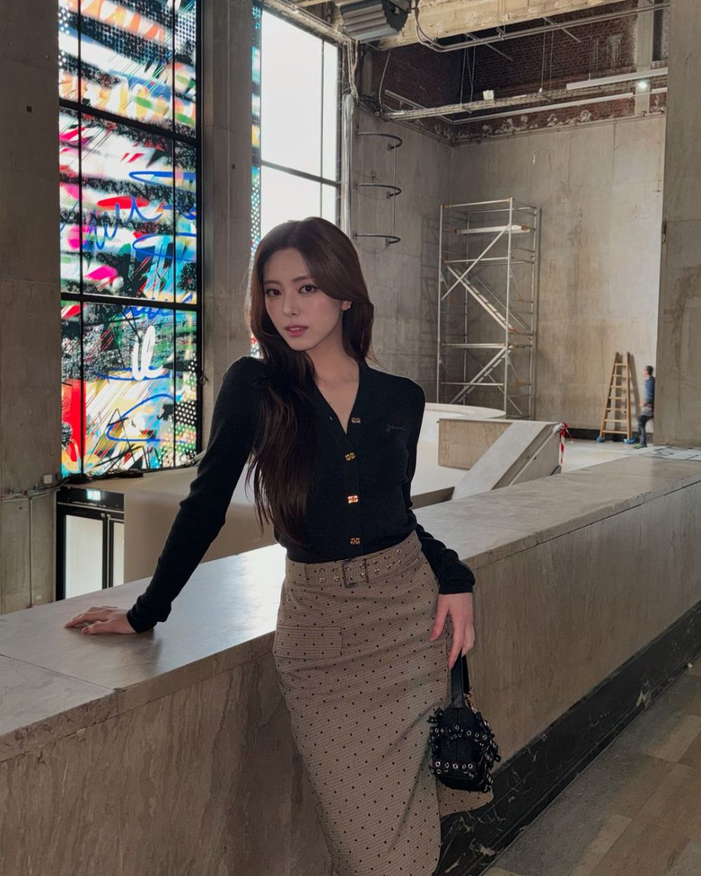 7 Referensi Outfit ke Cafe High End ala Yuna ITZY, Super Chic!