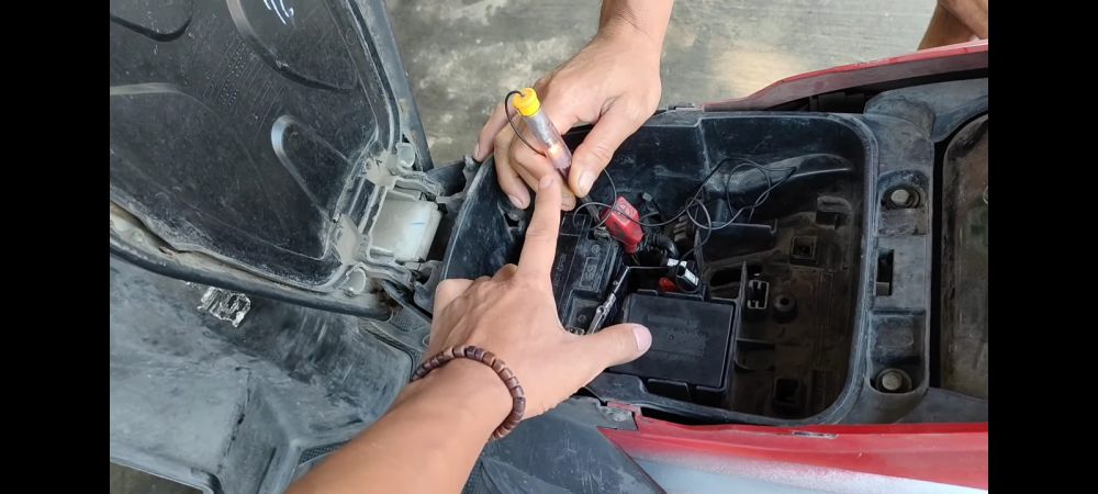 7 Kebiasaan yang Menyebabkan Aki Motor Cepat Tekor