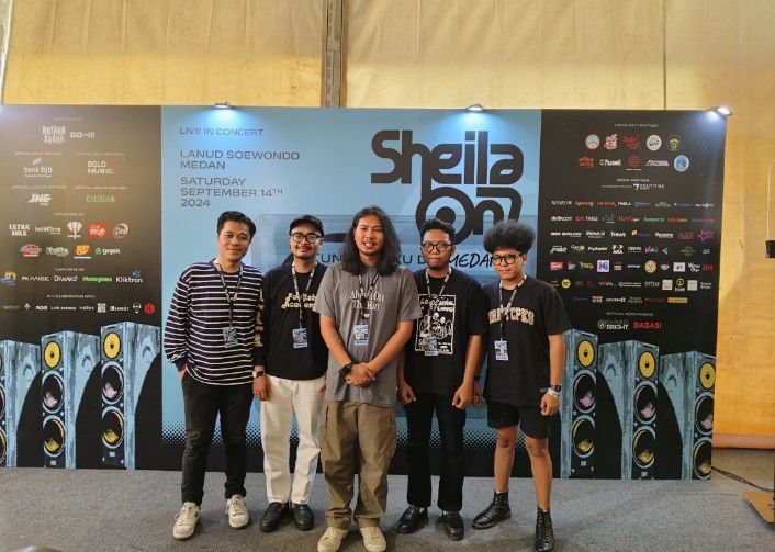 Potret Keseruan Nonton Konser Sheila on 7 di Medan