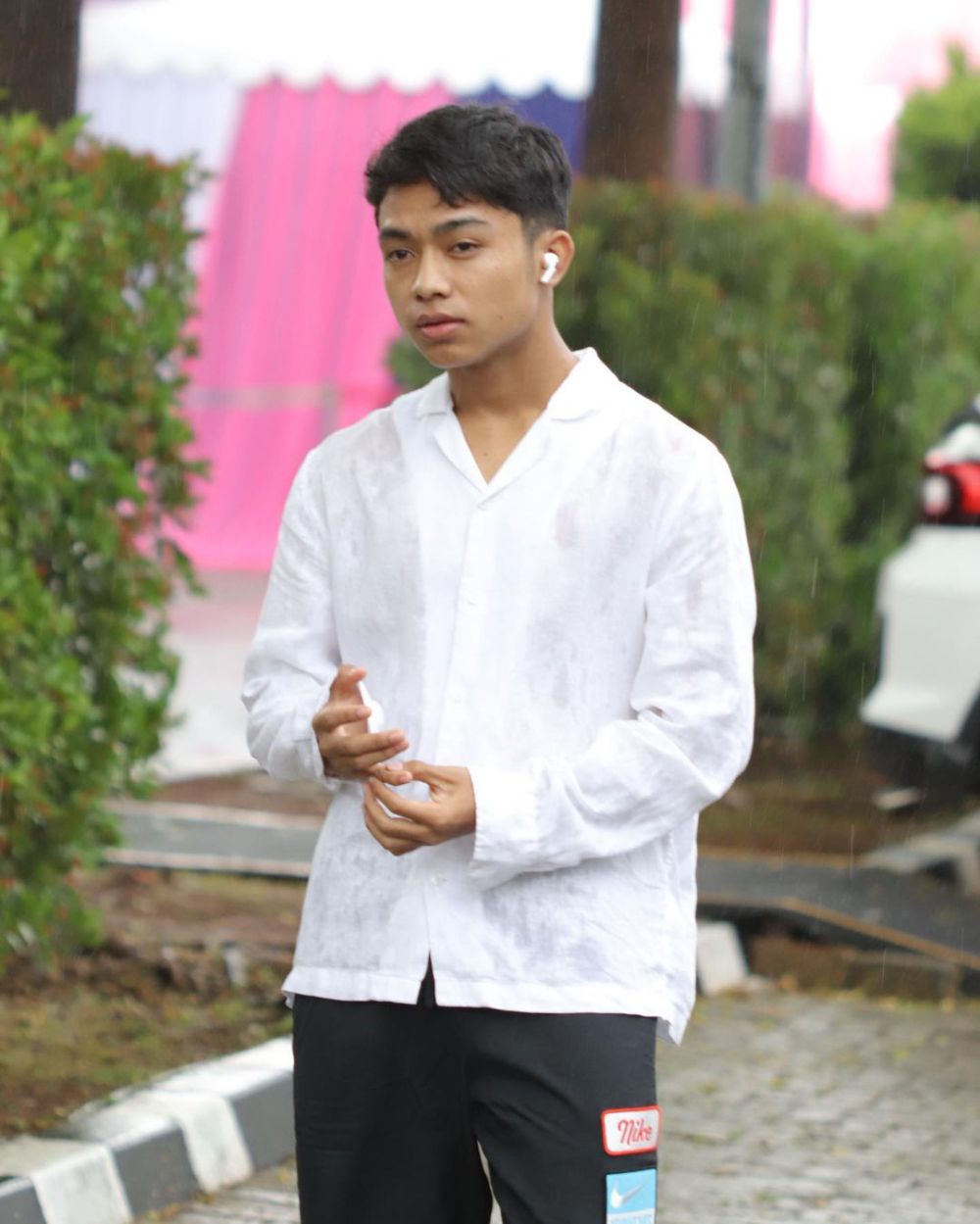 10 Ide Gaya Stylish Ngampus ala Bertrand Onsu, Effortless!