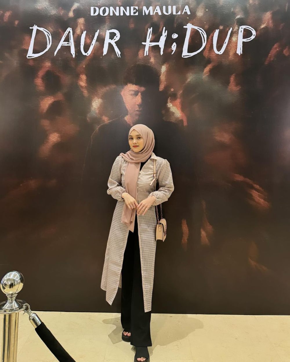 8 Inspirasi Outfit Hijab untuk Konser ala Putri Deliana, Stylish!