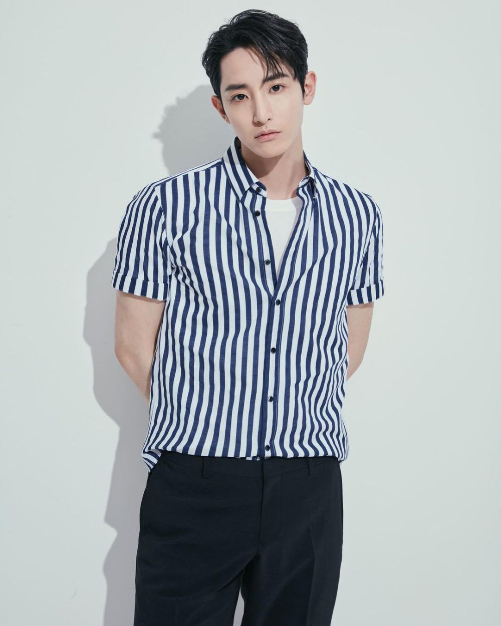 7 Inspirasi OOTD Nuansa Biru ala Lee Soo Hyuk, Fresh dan Manly!