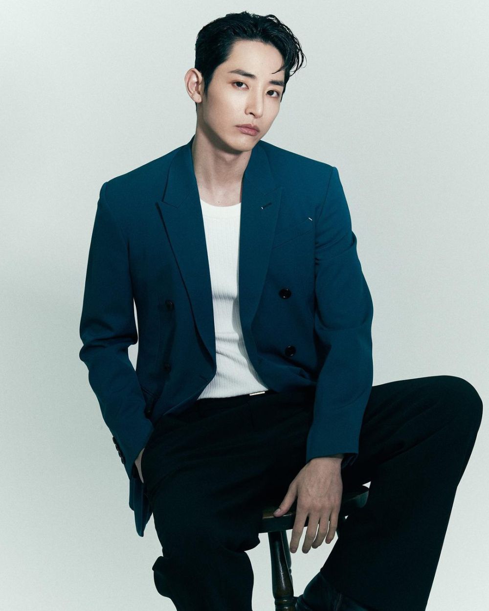 7 Inspirasi OOTD Nuansa Biru ala Lee Soo Hyuk, Fresh dan Manly!