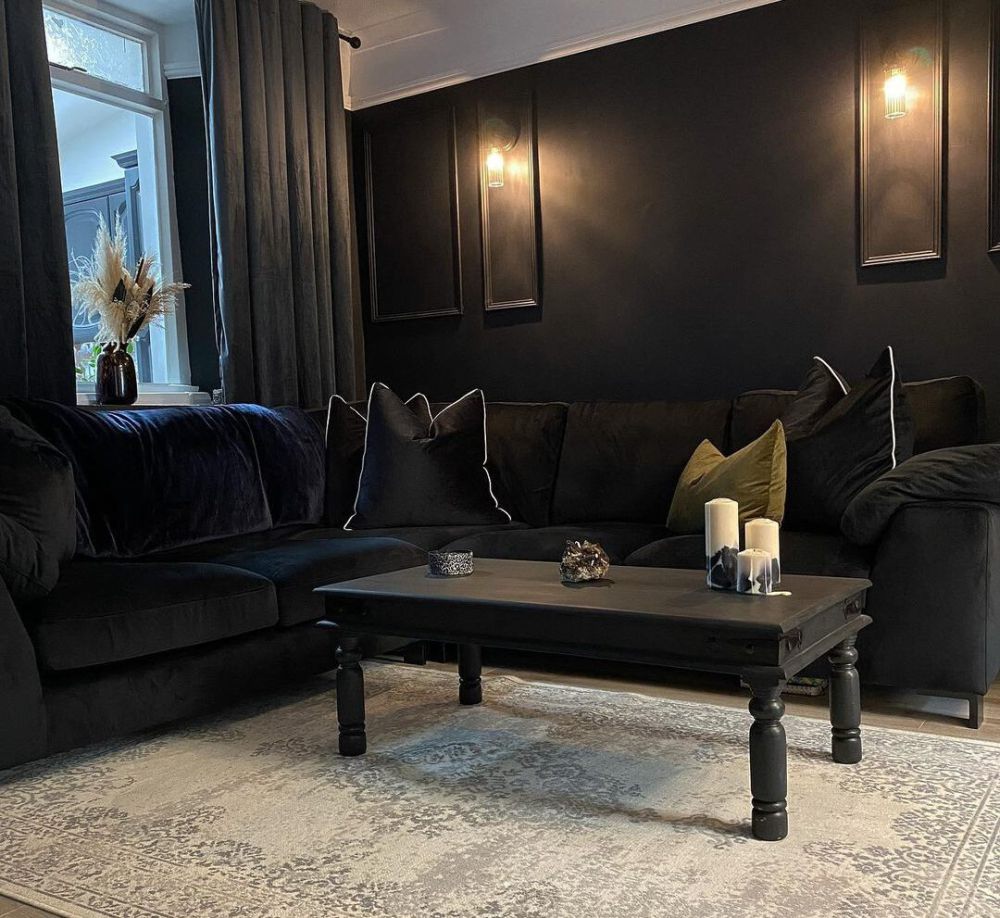 11 Inspirasi Living Room Dominasi Warna Hitam, Super Chic!