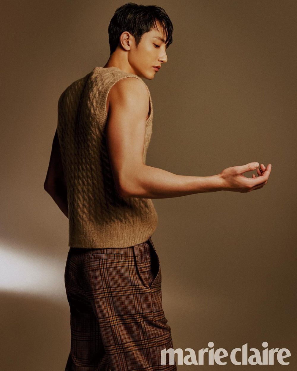 7 Inspirasi OOTD Sleeveless ala Lee Soo Hyuk, Modis Eksentrik!