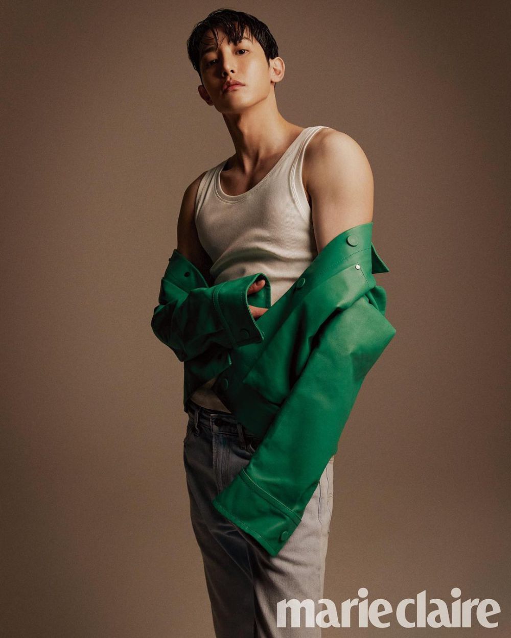 7 Inspirasi OOTD Sleeveless ala Lee Soo Hyuk, Modis Eksentrik!