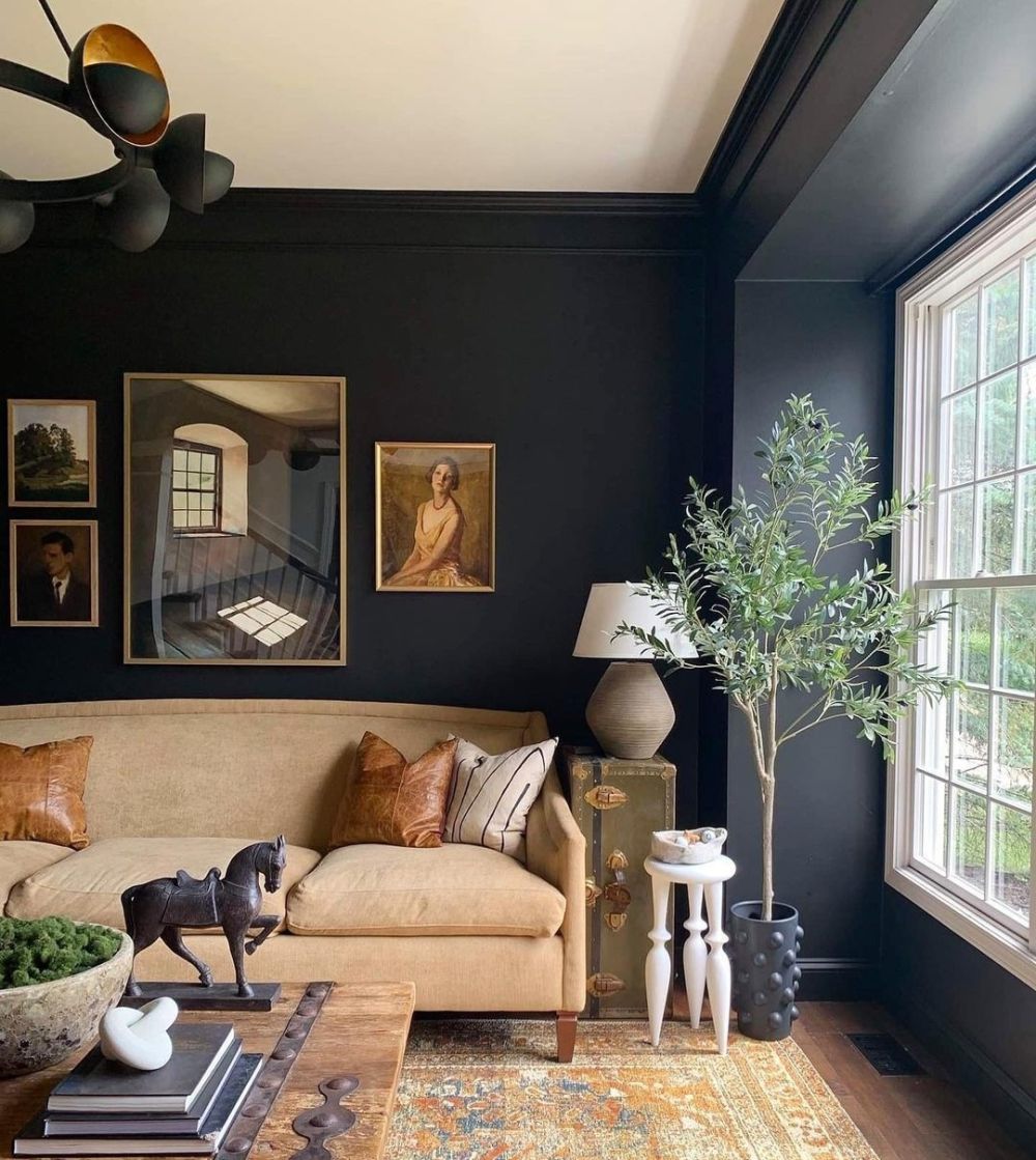 11 Inspirasi Living Room Dominasi Warna Hitam, Super Chic!
