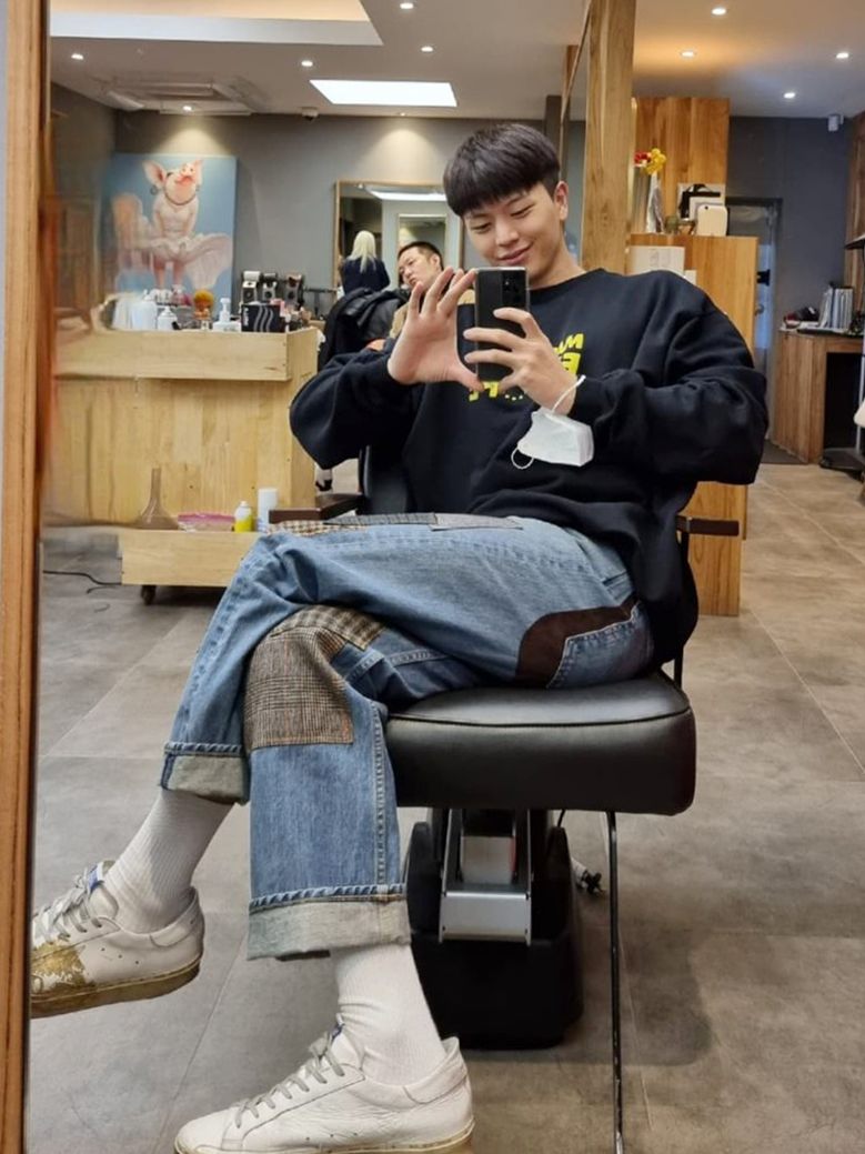 7 Inspirasi Outfit Street Style ala Sungjae BTOB, Swag dan Trendi!