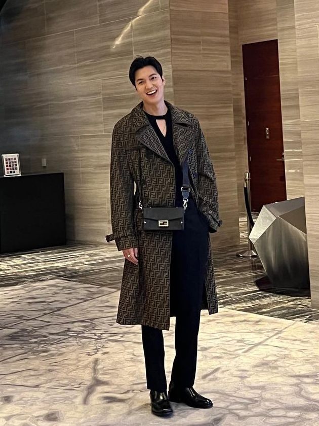 7 Ide OOTD Pakai Tas ala Lee Min Ho, Formal hingga Street Style!