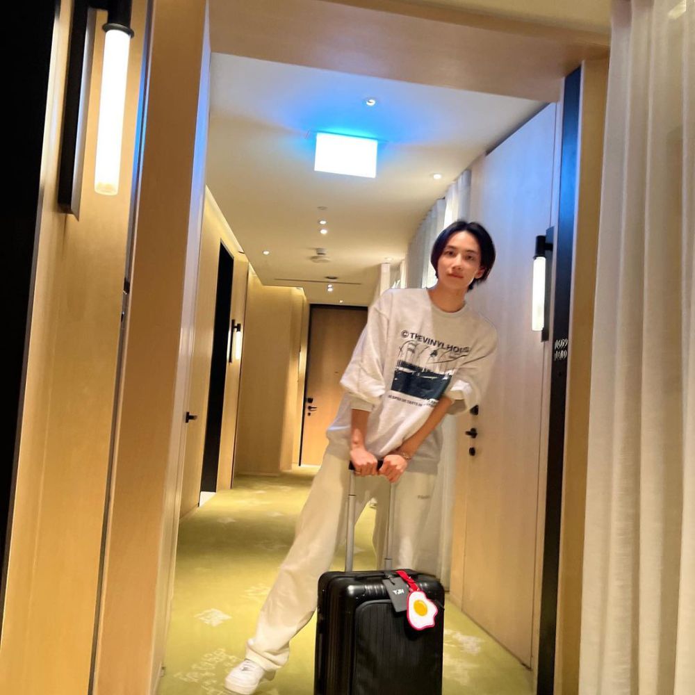 9 Padu Padan Loose Pants Putih ala Jeonghan SEVENTEEN, Super Chic!