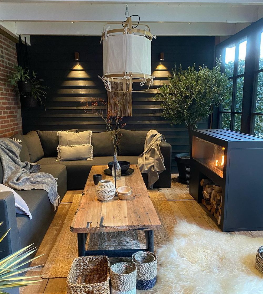 11 Inspirasi Living Room Dominasi Warna Hitam, Super Chic!