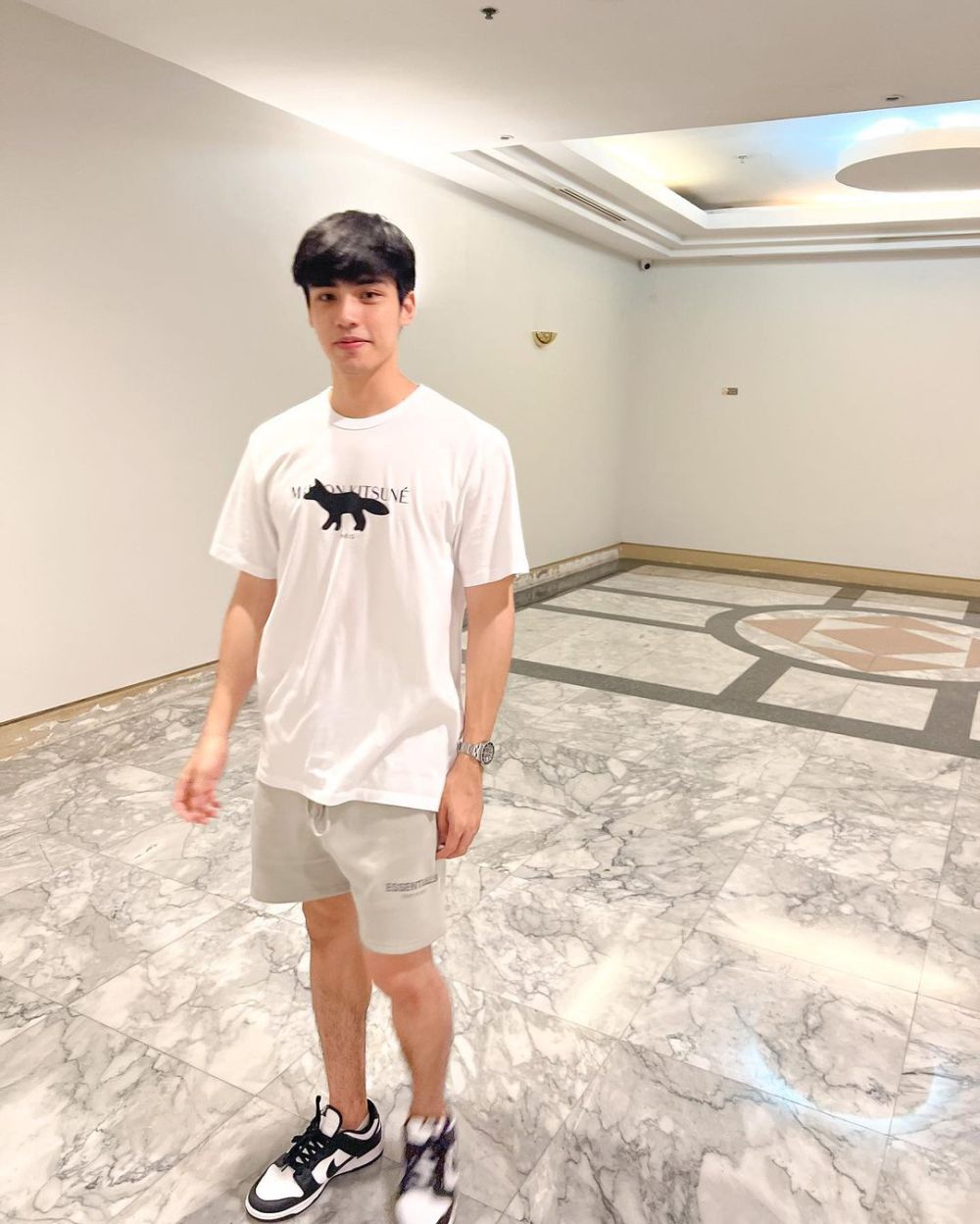 7 Inspirasi OOTD Pakai T-shirt Putih ala Poom Phuripan, Kasual Abis!