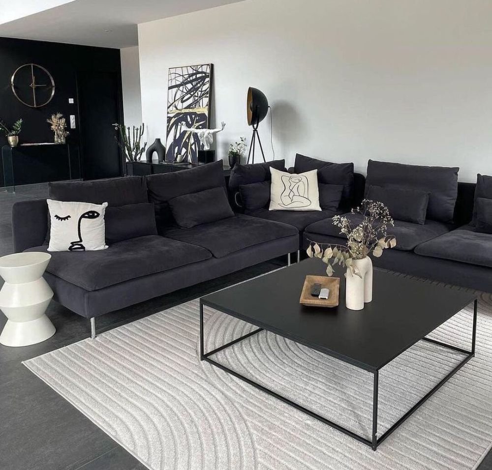 11 Inspirasi Living Room Dominasi Warna Hitam, Super Chic!