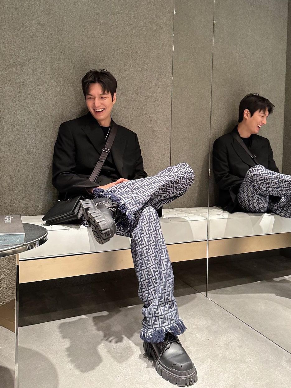 7 Ide OOTD Pakai Tas ala Lee Min Ho, Formal hingga Street Style!