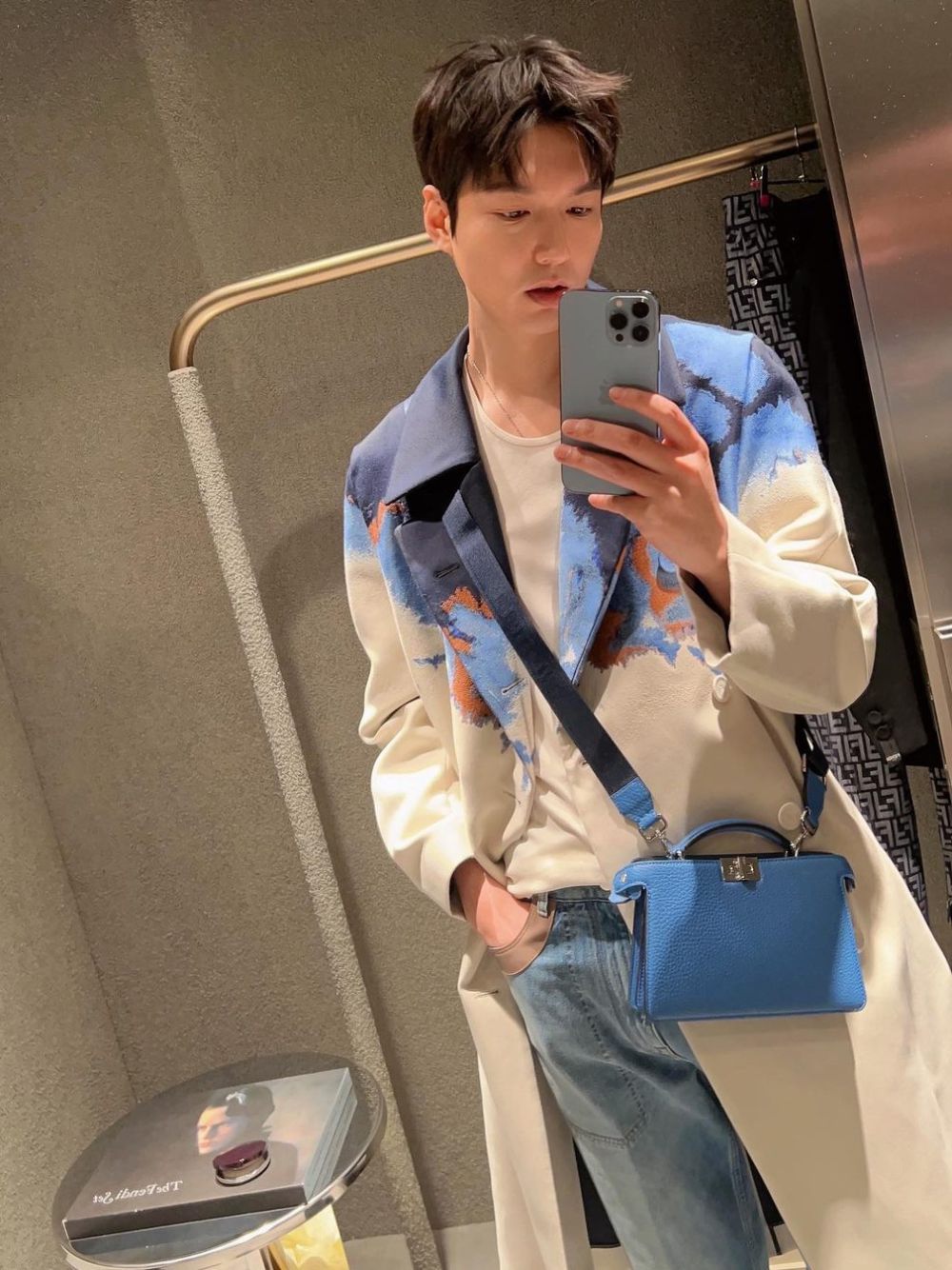 7 Ide OOTD Pakai Tas ala Lee Min Ho, Formal hingga Street Style!