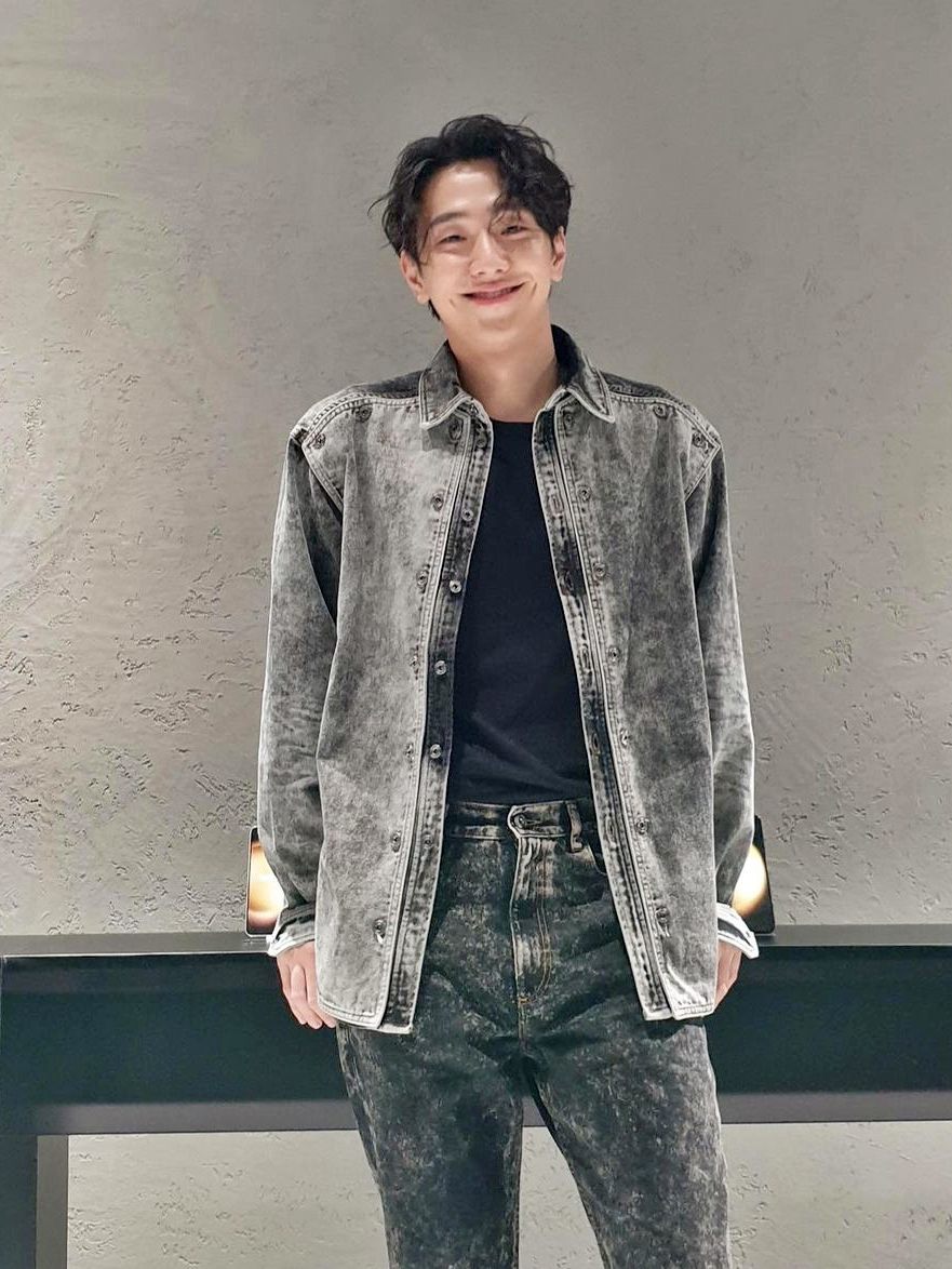 7 Ide Mix and Match OOTD Denim ala Nam Yoon Soo, Trendi Kekinian!