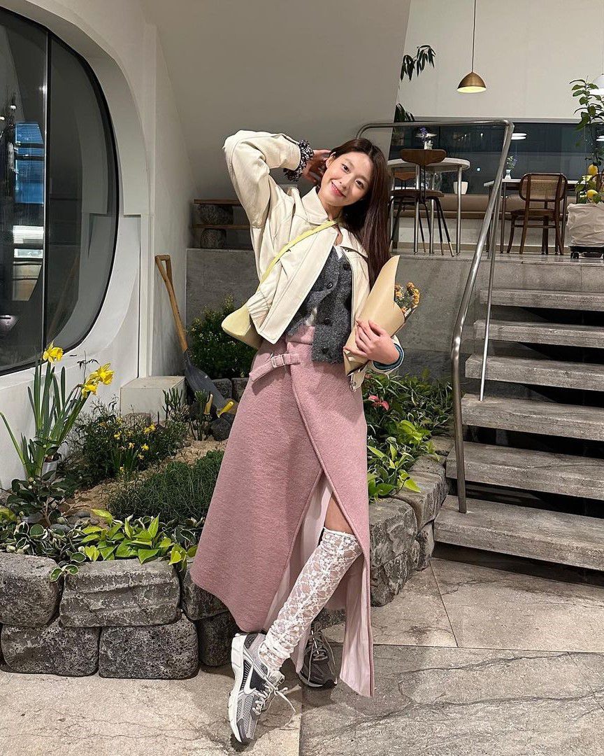 11 Inspirasi Padu Padan Rok ala Seolhyun, dari Girly hingga Classy!