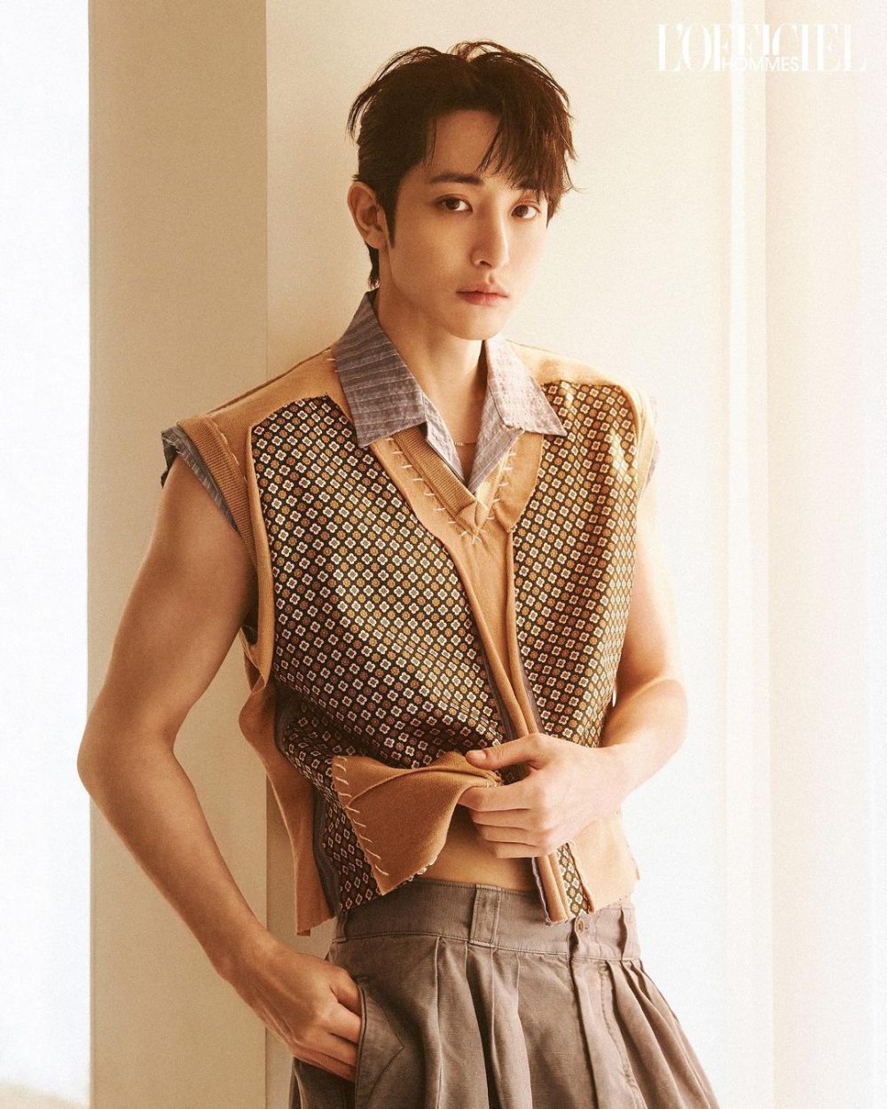 7 Inspirasi OOTD Sleeveless ala Lee Soo Hyuk, Modis Eksentrik!