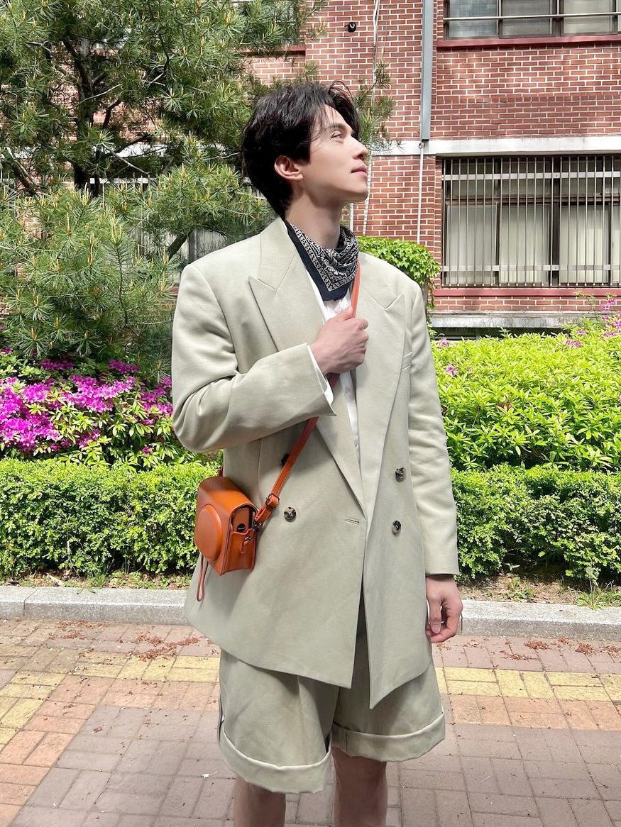 Tampil Stylish dan Profesional dengan Pilihan Tas ala Lee Dong Wook