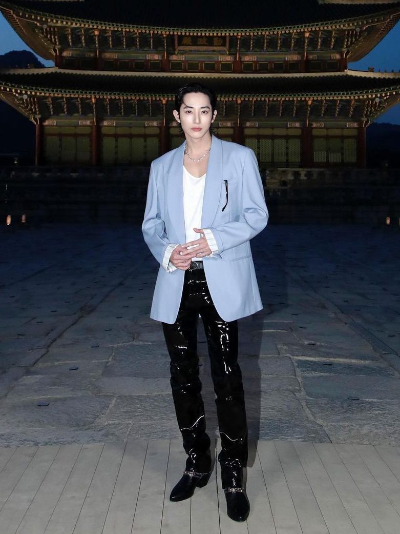 7 Inspirasi OOTD Nuansa Biru ala Lee Soo Hyuk, Fresh dan Manly!