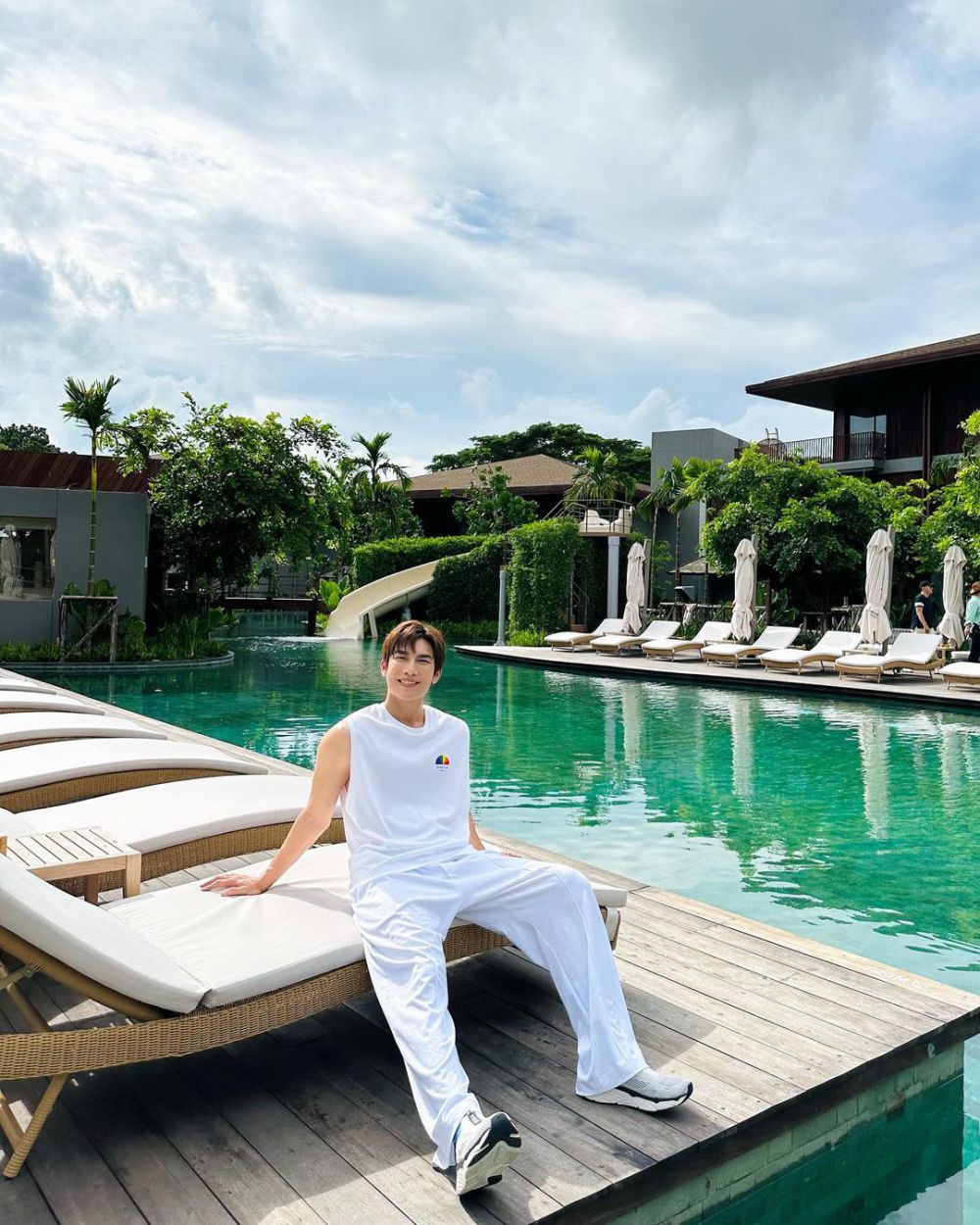 8 Ide Summer Outfit ala Mew Suppasit, Gak Bikin Gerah!