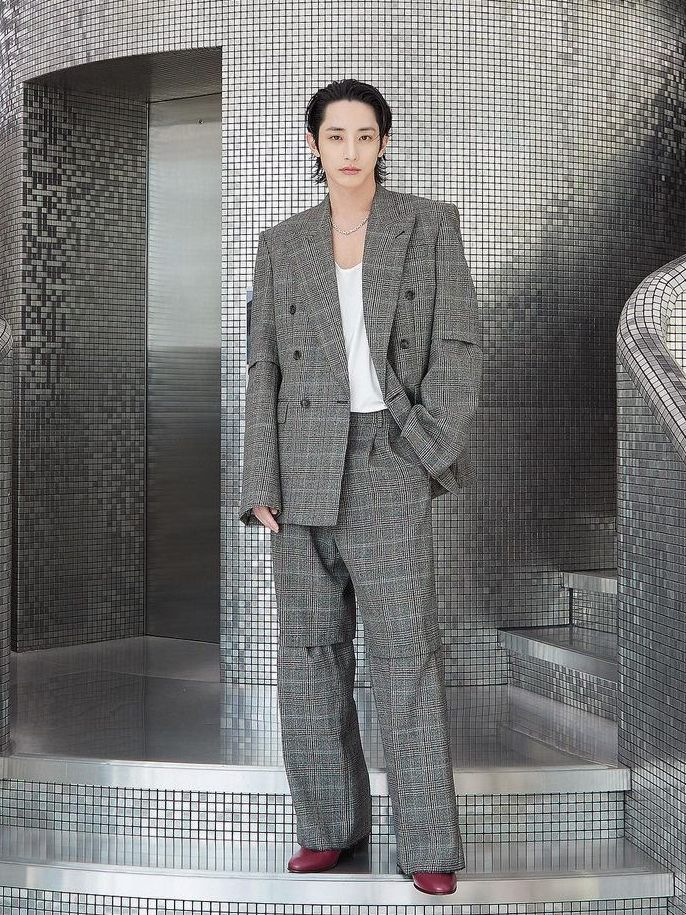 7 Ide OOTD Nuansa Earth Tone ala Lee Soo Hyuk, Classy dan Stunning!