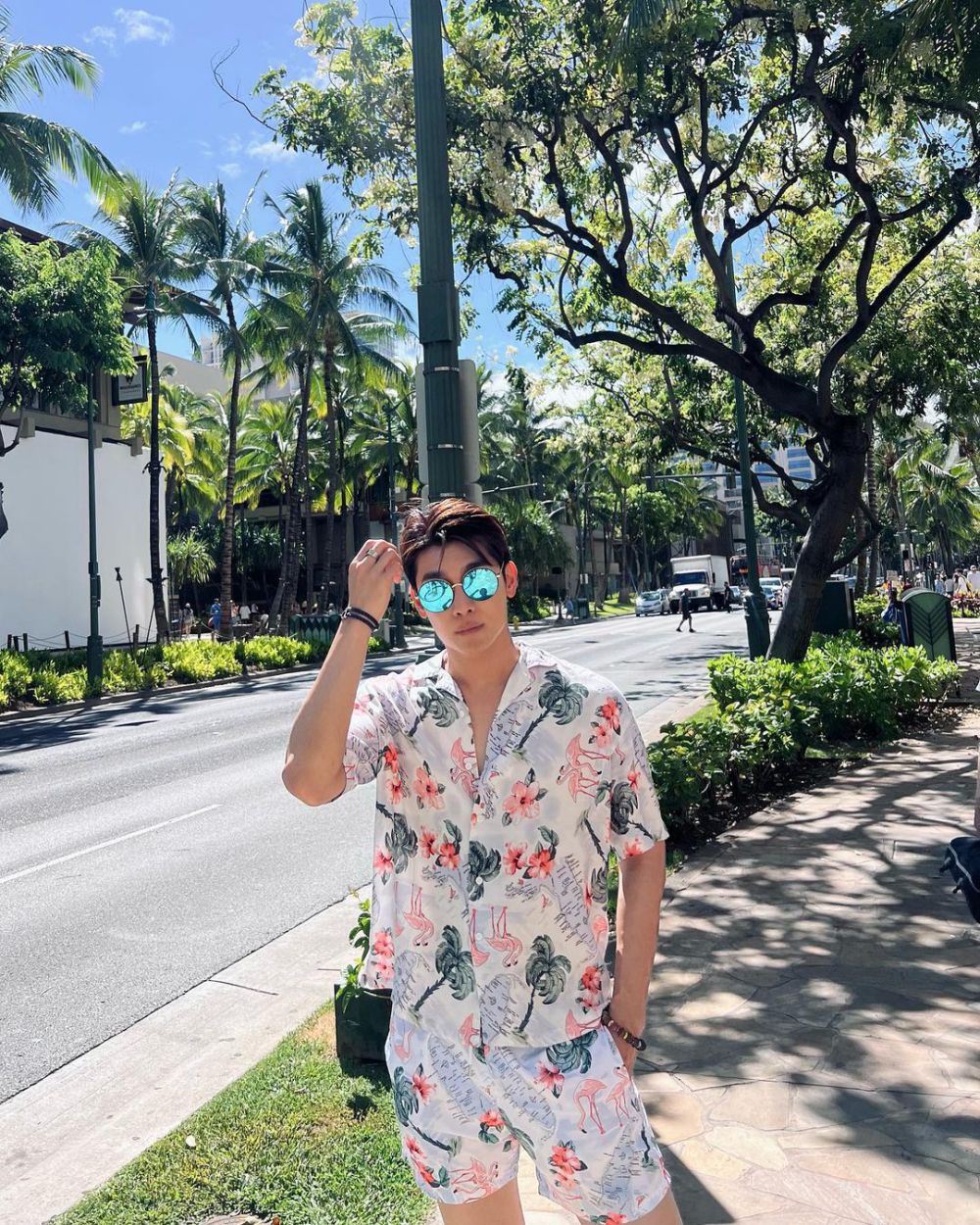 8 Ide Summer Outfit ala Mew Suppasit, Gak Bikin Gerah!