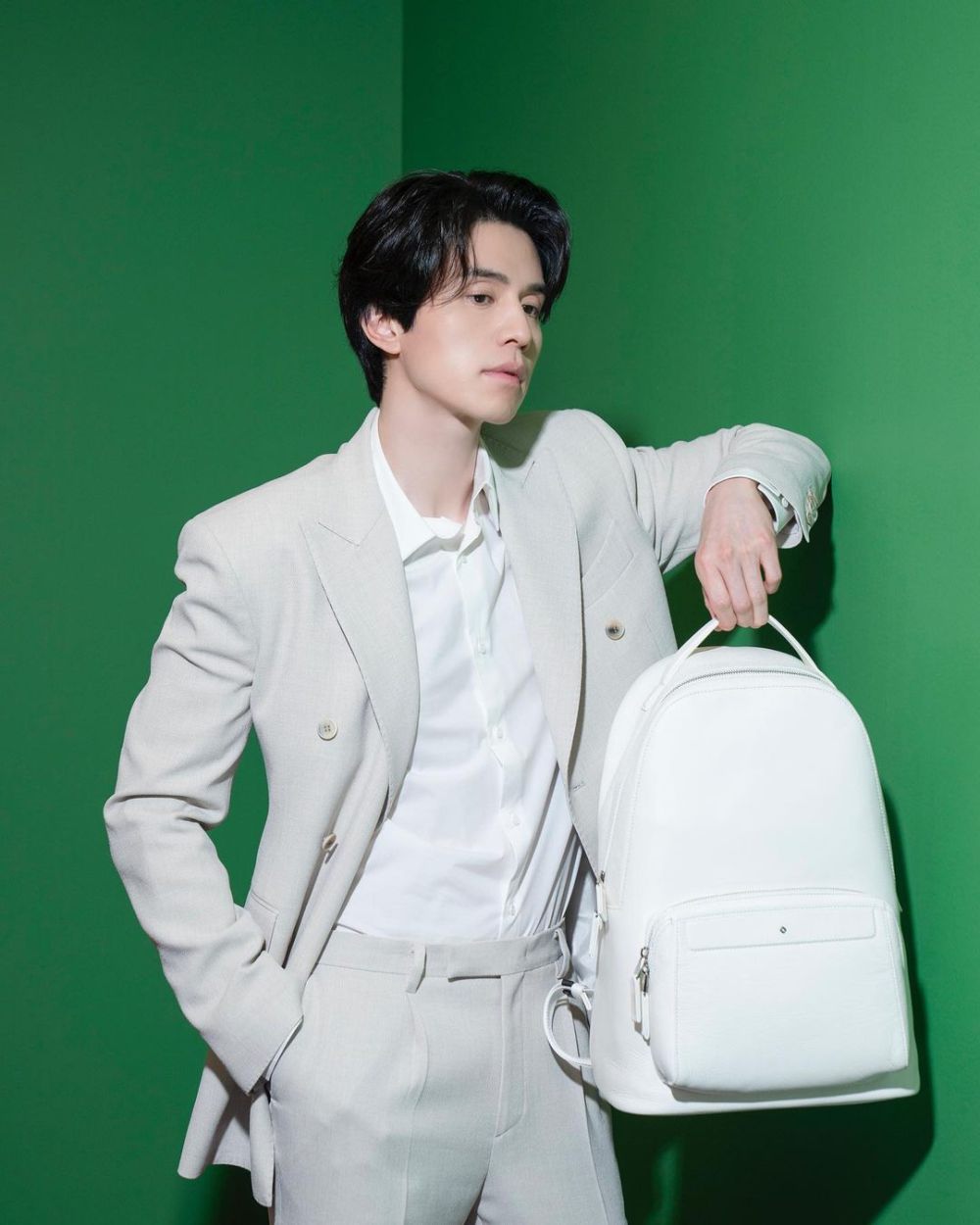 Tampil Stylish dan Profesional dengan Pilihan Tas ala Lee Dong Wook