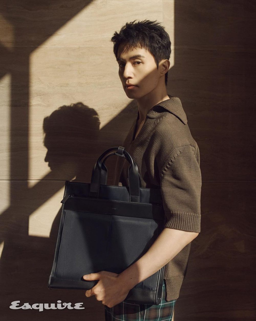 Tampil Stylish dan Profesional dengan Pilihan Tas ala Lee Dong Wook