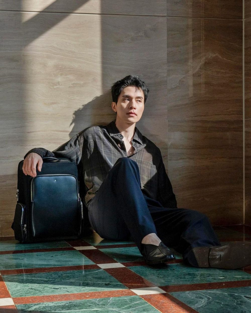 Tampil Stylish dan Profesional dengan Pilihan Tas ala Lee Dong Wook