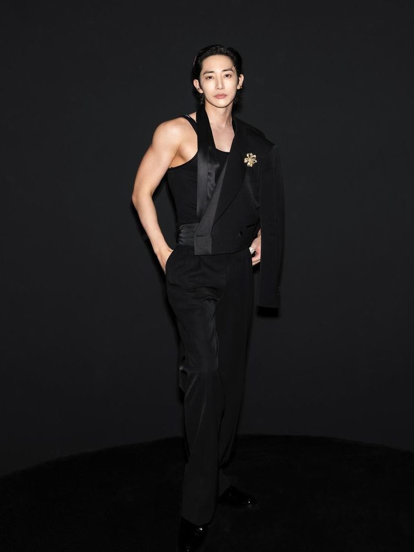 7 Inspirasi OOTD Sleeveless ala Lee Soo Hyuk, Modis Eksentrik!